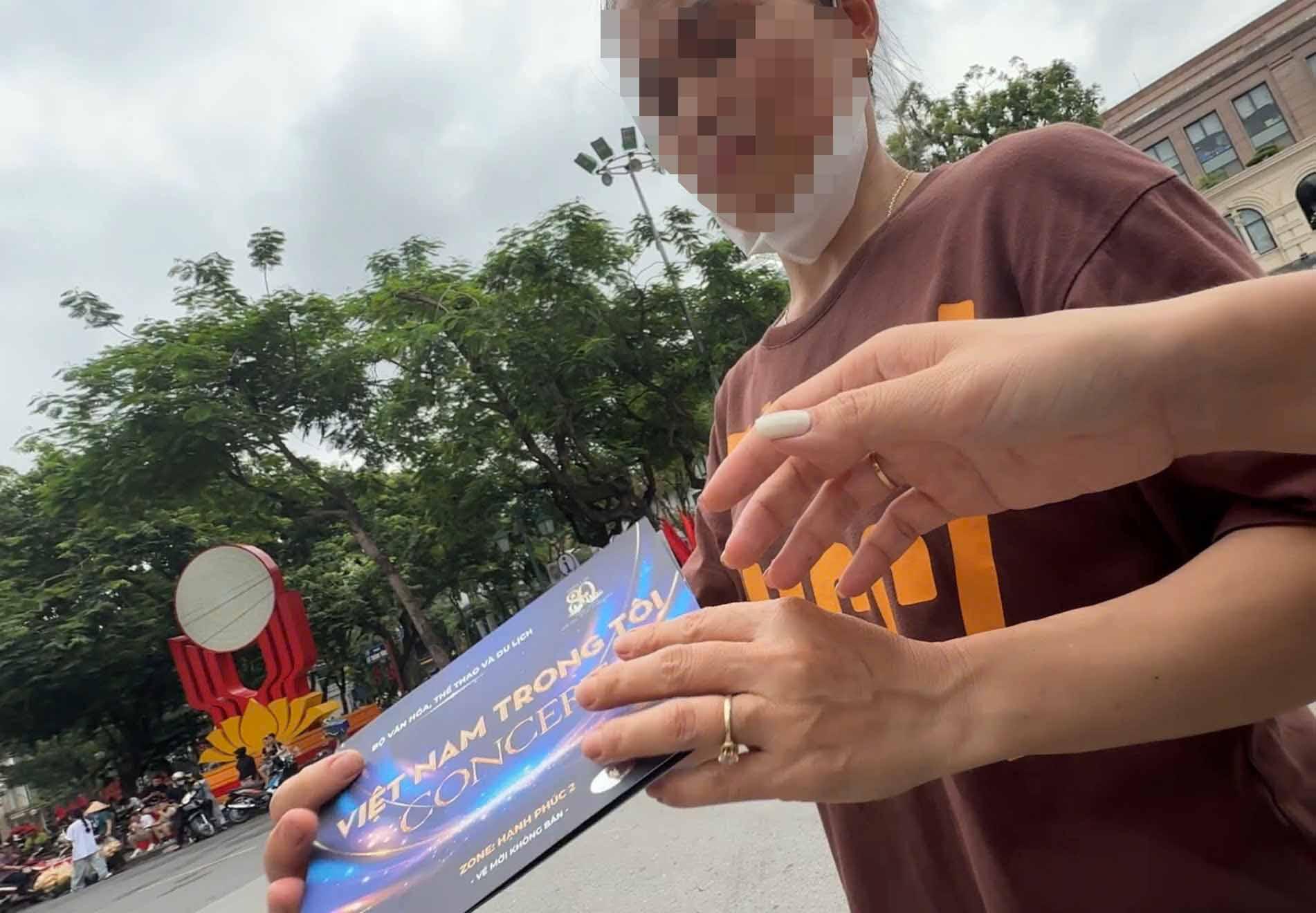 Bà Thu đang quảng cáo bán vé cho PV. Ảnh: Nhóm PV