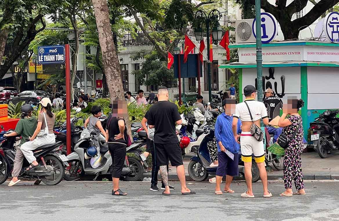 Nhóm phe vé xuất hiện cổng khu vực Nhà hát Lớn với nhiều sấp vé trong tay. Ảnh: Nhóm PV