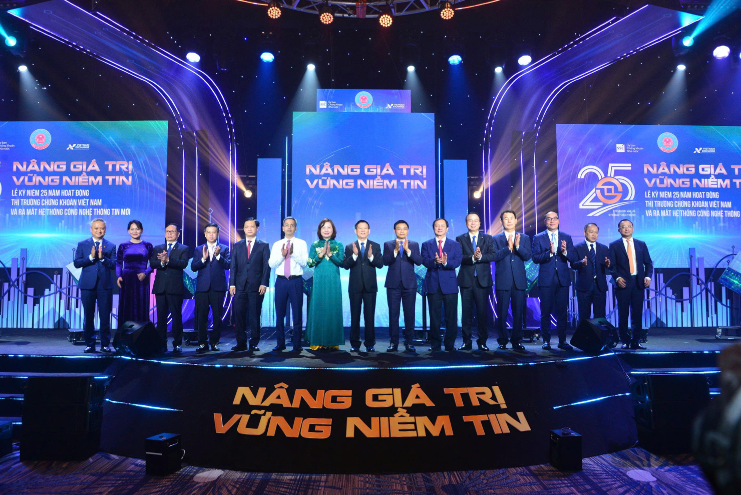 Phó Thủ tướng Hồ Đức Phớc, Bộ trưởng Nguyễn Văn Thắng cùng các đồng chí lãnh đạo chụp ảnh tại Lễ kỷ niệm 25 năm hoạt động của thị trường chứng khoán Việt Nam và ra mắt Hệ thống công nghệ thông tin mới.
