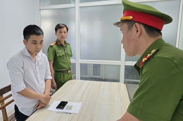 Công an tống đạt quyết định bắt tạm giam đối với Quang. Ảnh: Công an Đà Nẵng.