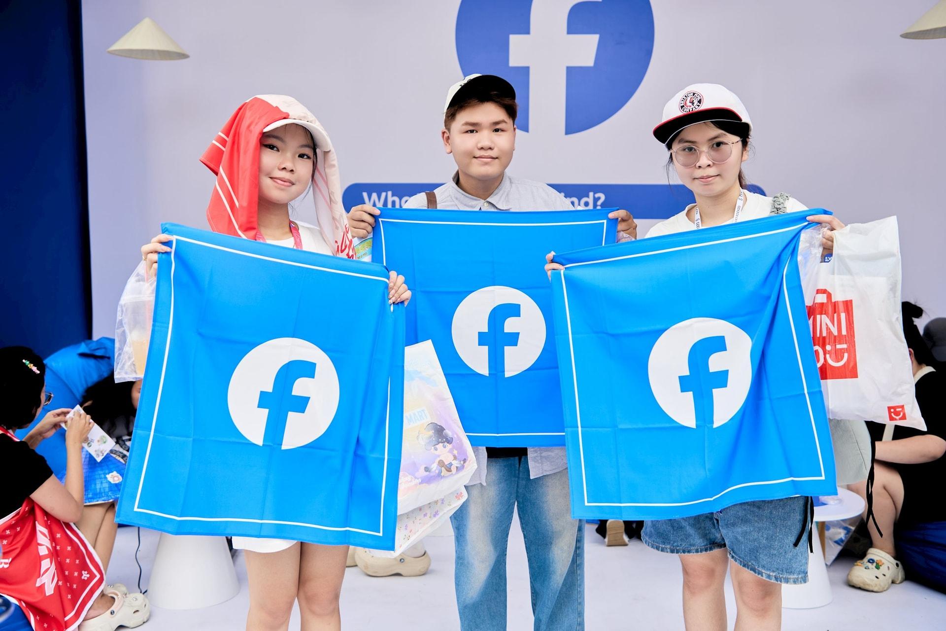 anh-2-cac-ban-tre-check-in-tai-khu-vuc-trai-nghiem-cua-facebook-threads-va-nhan-qua.jpeg