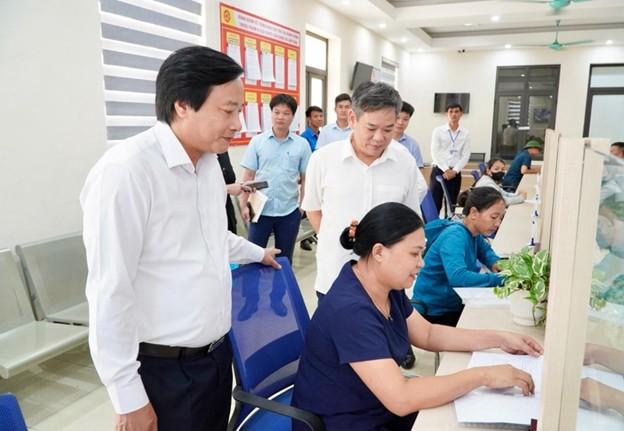Phó Chủ tịch UBND tỉnh Phú Thọ Nguyễn Mạnh Sơn kiểm tra thực tế tại Trung tâm Phục vụ hành chính công xã Lâm Thao.