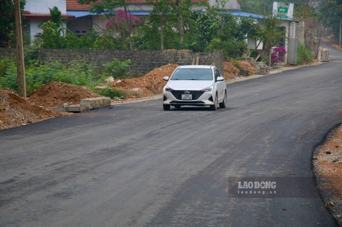 Tuyến đường nối hồ thủy lợi suối Lạnh đã hoàn thành, đưa vào khai thác. Ảnh: Nguyễn Hoàn.