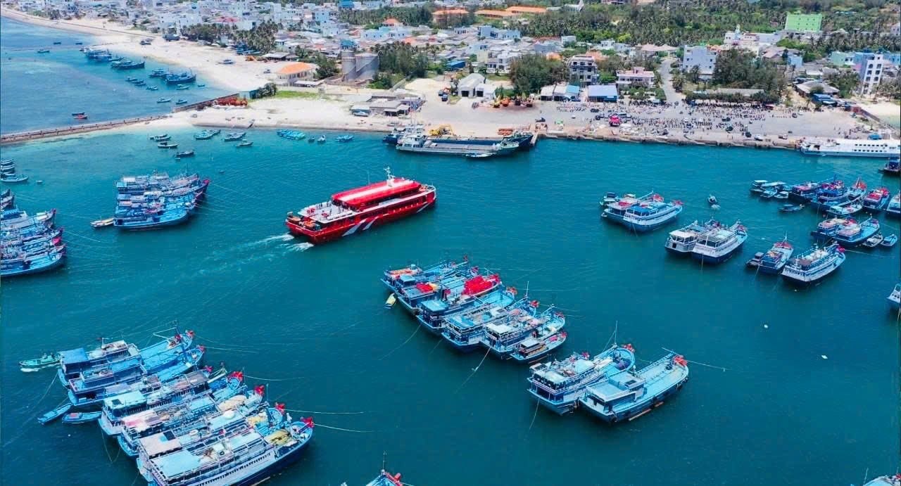Đặc khu Phú Quý (Lâm Đồng) xác định kinh tế biển, du lịch là hai nguồn phát triển kinh tế chính. Ảnh: T.N