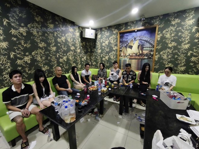 Đà Nẵng bắt quả tang 10 nam nữ phê ma túy trong quán karaoke