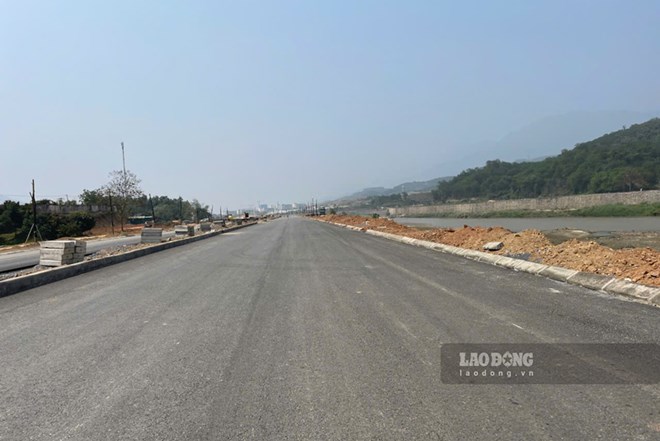 Tuyến đường tỉnh 156 sát biên giới, chạy dọc sông Hồng ở huyện Bát Xát cũ thuộc một dự án khác có tổng mức đầu tư cả nghìn tỉ đồng tại đây. Ảnh: Đinh Đại.