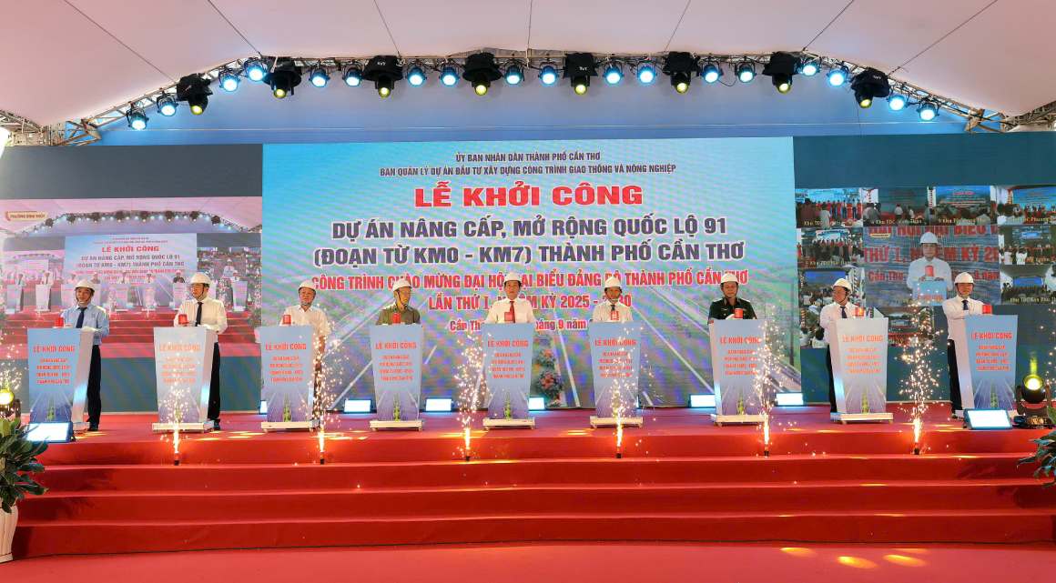 Đại biểu thực hiện nghi thức khởi công. Ảnh: Tạ Quang