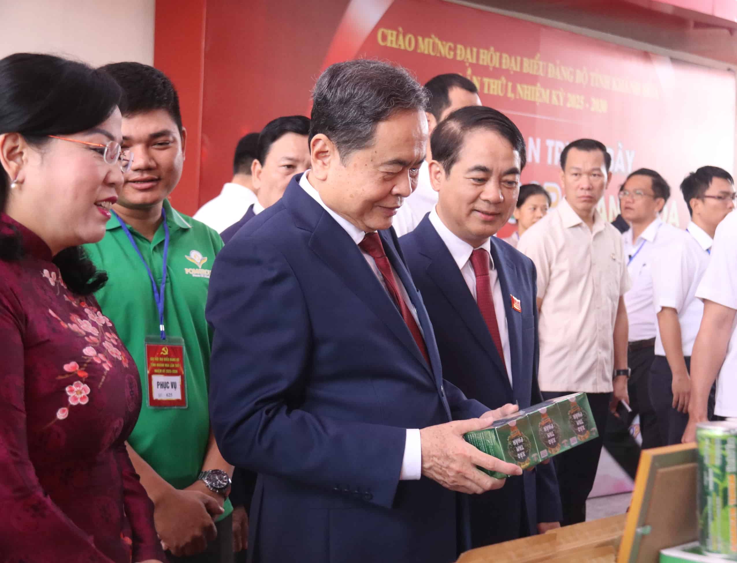 Chủ tịch Quốc hội Trần Thanh Mẫn tham quan một số gian hàng đặc sản trong ngày khai mạc Đại hội. Ảnh: Thanh Thúy