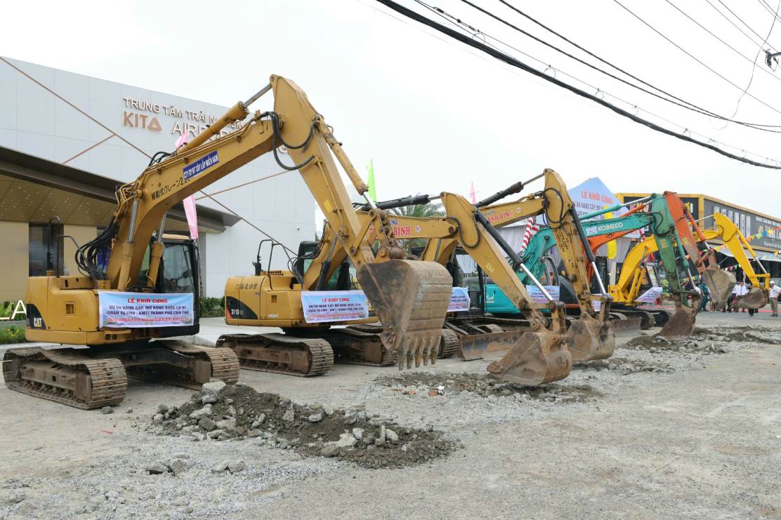 Thiết bị máy móc tập trung tại nơi khởi công. Ảnh: Tạ Quang