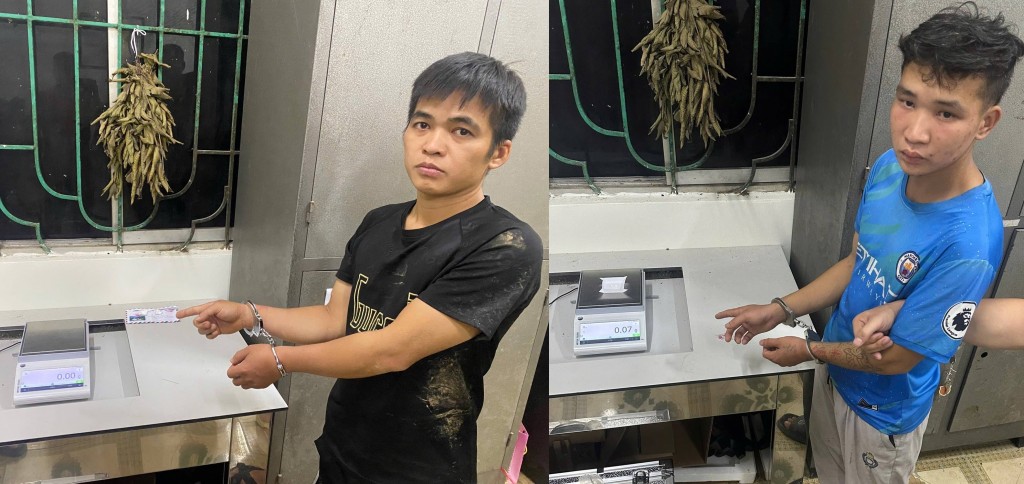 Đối tượng Bằng (áo đen) và Vĩnh (áo xanh) tại cơ quan Công an
