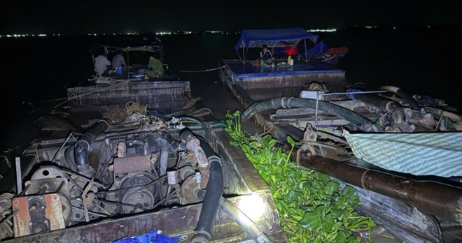 Bắt quả tang hai ghe gỗ khai thác cát trái phép gần 40m³