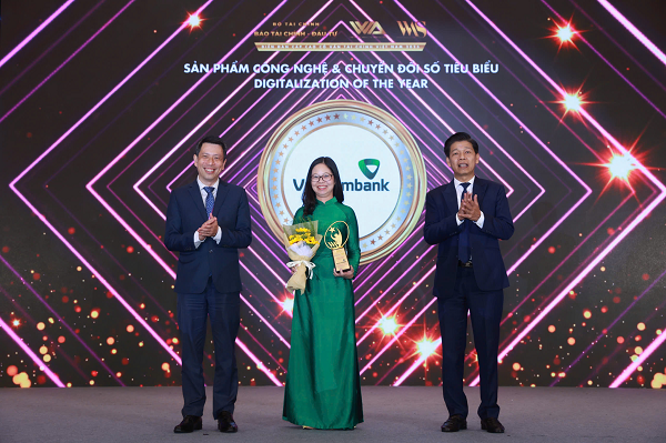 Bà Phạm Châu Loan – Phó Trưởng phòng Phát triển Kênh số và Đối tác đại diện Vietcombank nhận giải “Giải pháp tài chính cá nhân sáng tạo”  và giải “Sản phẩm Công nghệ và Chuyển đổi số tiêu biểu”