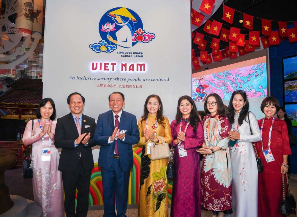 Bộ trưởng Bộ VHTTDL Nguyễn Văn Hùng, Cục trưởng Cục Hợp tác quốc tế, Tổng Đại diện Việt Nam tại EXPO 2025 Nguyễn Phương Hòa, cùng các cán bộ quản lý Nhà Triển lãm Việt Nam. Ảnh: Cục Hợp tác Quốc tế
