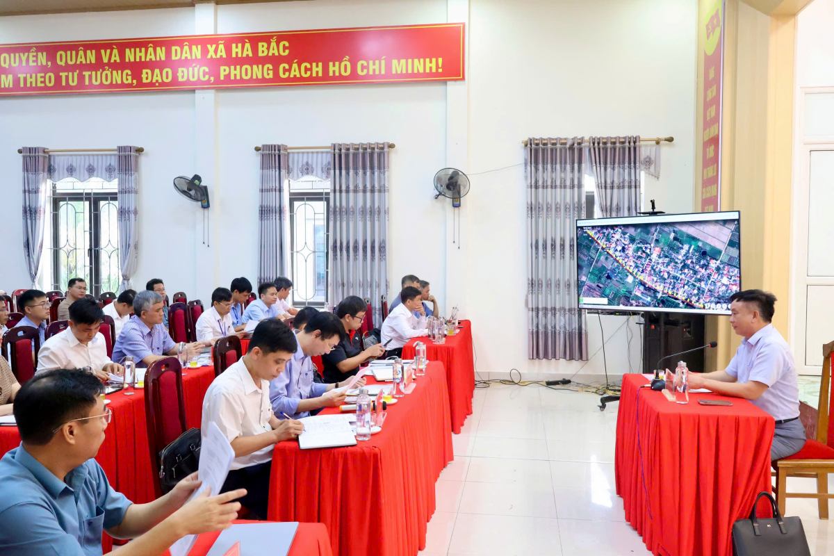Phó Chủ tịch UBND thành phố Trần Văn Quân làm việc với các xã về tình hình triển khai các dự án đầu tư công. Ảnh: Cổng TTĐT Hải Phòng