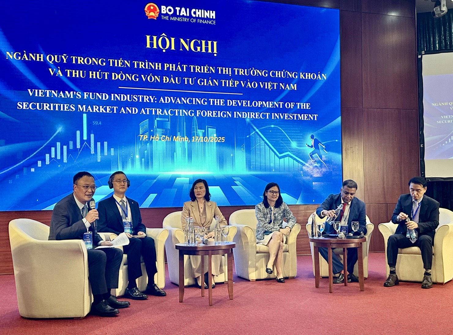 Các đại biểu thảo luận, góp ý tại hội nghị. Ảnh: T.H