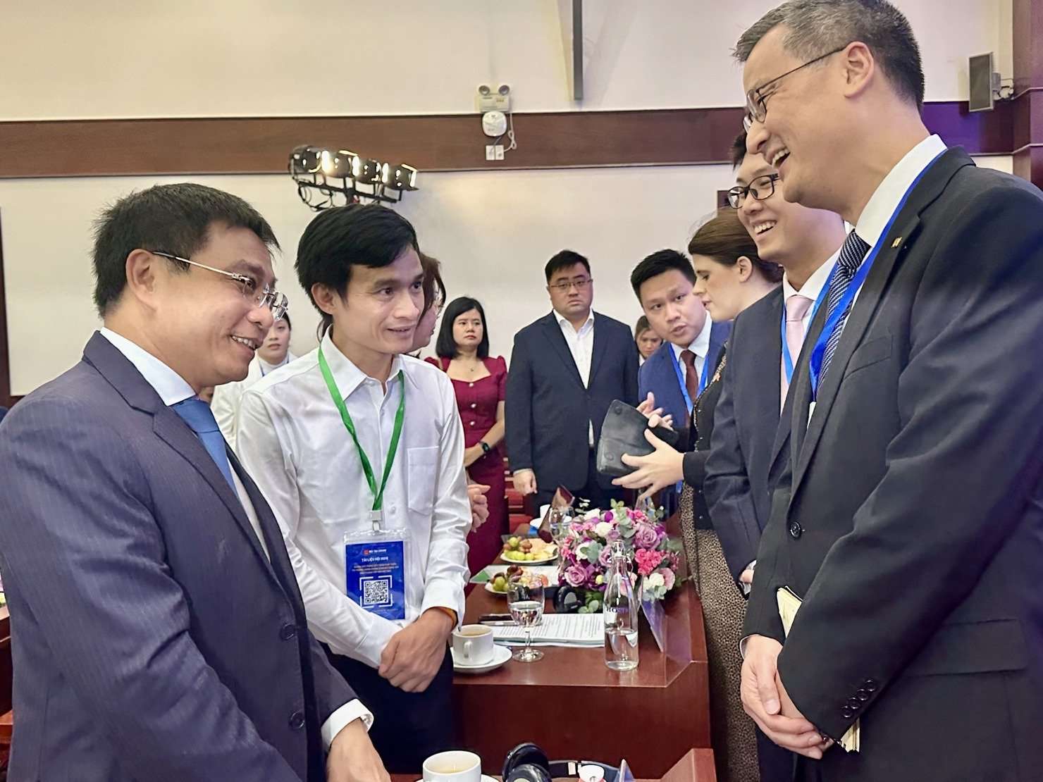 Bộ trưởng Bộ Tài chính Nguyễn Văn Thắng trao đổi với các nhà đầu tư tại hội nghị. Ảnh: T.H