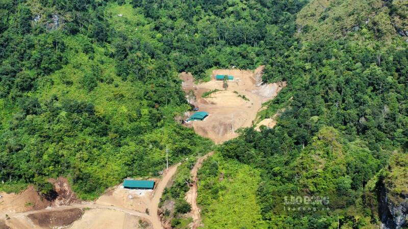 Hàng loạt nhà xưởng mọc trên đất lâm nghiệp. Ảnh: Nhóm Pv