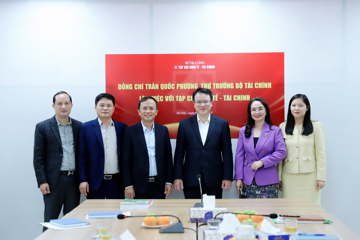 Thứ trưởng Trần Quốc Phương và Lãnh đạo Tạp chí Kinh tế - Tài chính chụp ảnh lưu niệm.