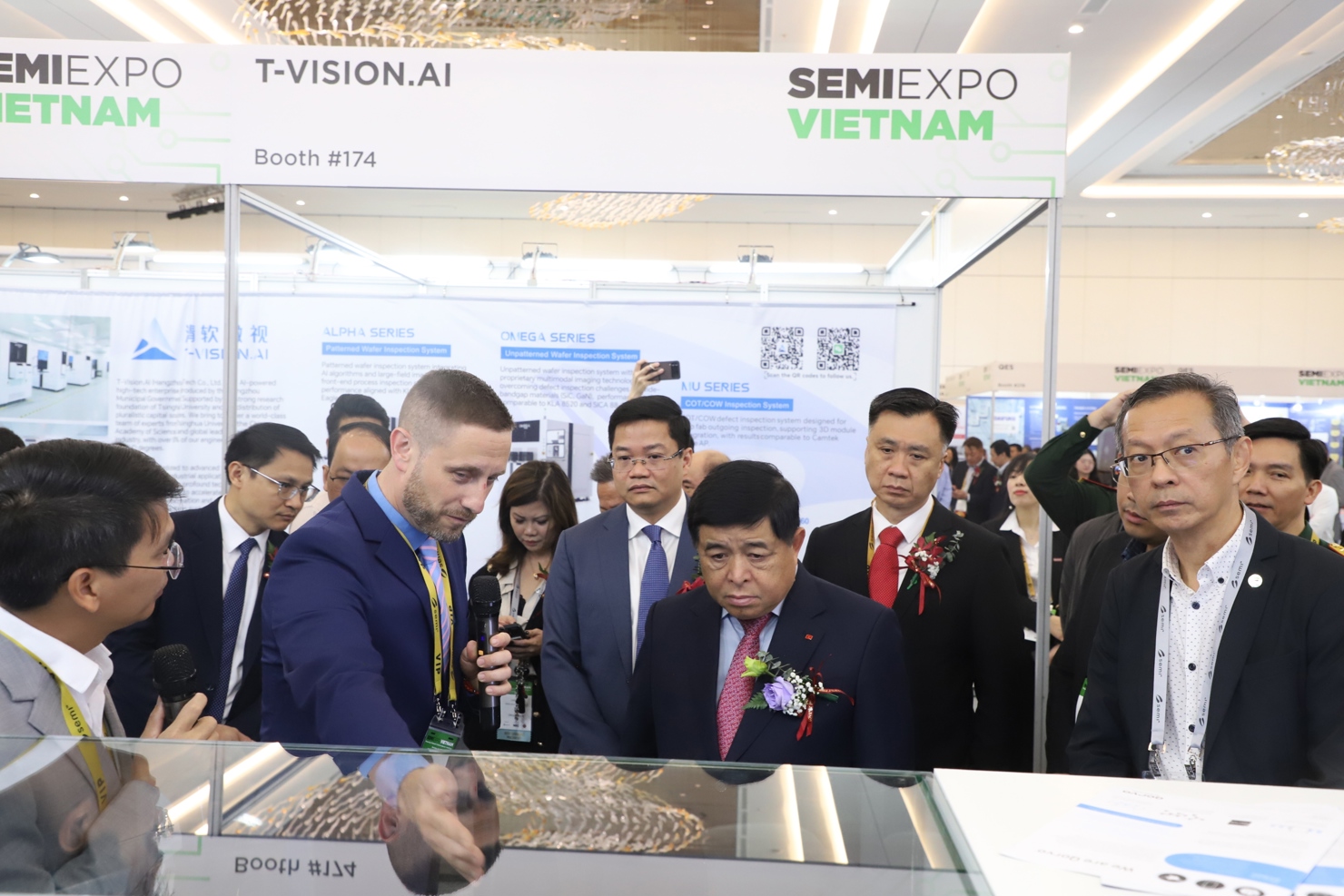 Phó Thủ tướng Nguyễn Chí Dũng cùng các đại biểu thăm các gian trưng bày tại Triển lãm ngành Công nghiệp bán dẫn Việt Nam 2025.  