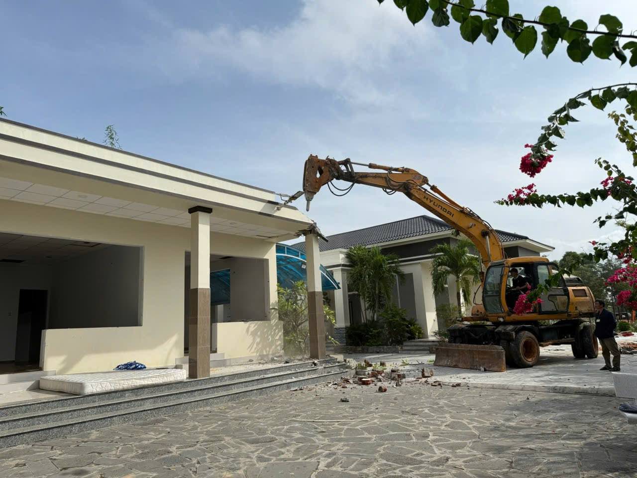 Máy móc phá dỡ các công trình xây dựng trên đất công bị chiếm trái phép, sáng 10.11. Ảnh: Phạm Duy