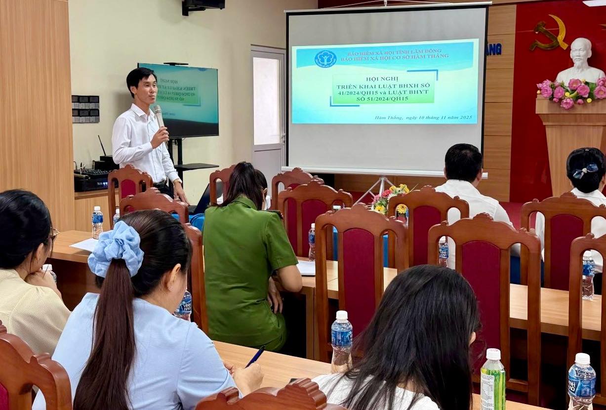 Đại diện cơ quan BHXH truyền đạt các điểm mới liên quan đến BHXH cho các doanh nghiệp. Ảnh: Hoàng Hà