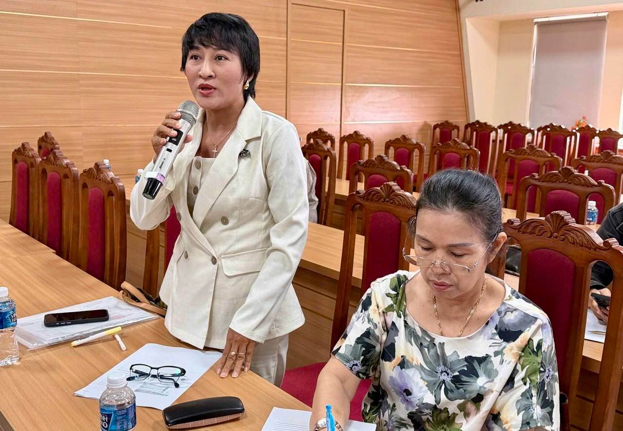 Đại diện các doanh nghiệp đặt các câu hỏi liên quan đến Bảo hiểm xã hội. Ảnh: Hoàng Hà