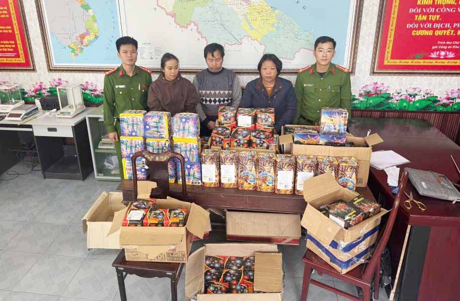 Đối tượng Nguyễn Thị Lệ và Lê Thị Hoài Phương cùng tang vật pháo nổ. Ảnh: Công an Hà Tĩnh.