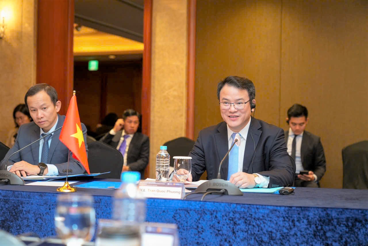 Thứ trưởng Bộ Tài chính Trần Quốc Phương phát biểu tại Kỳ họp.  