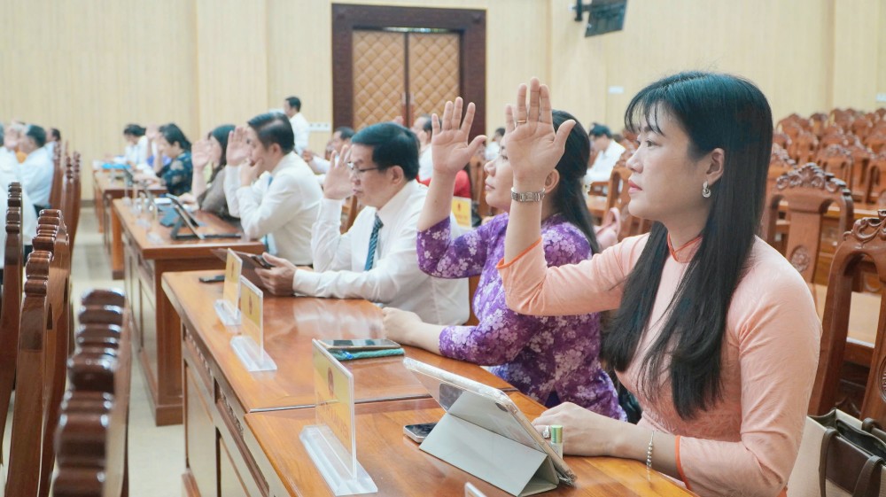 Đại biểu HĐND tỉnh An Giang biểu quyết thông qua các tờ trình dự thảo nghị quyết. Ảnh: Nguyên Anh