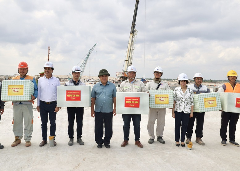 Đoàn công tác  tặng quà cho người lao động đang thi công tại Khu bến cảng Mỹ Thủy. Ảnh: VGP.