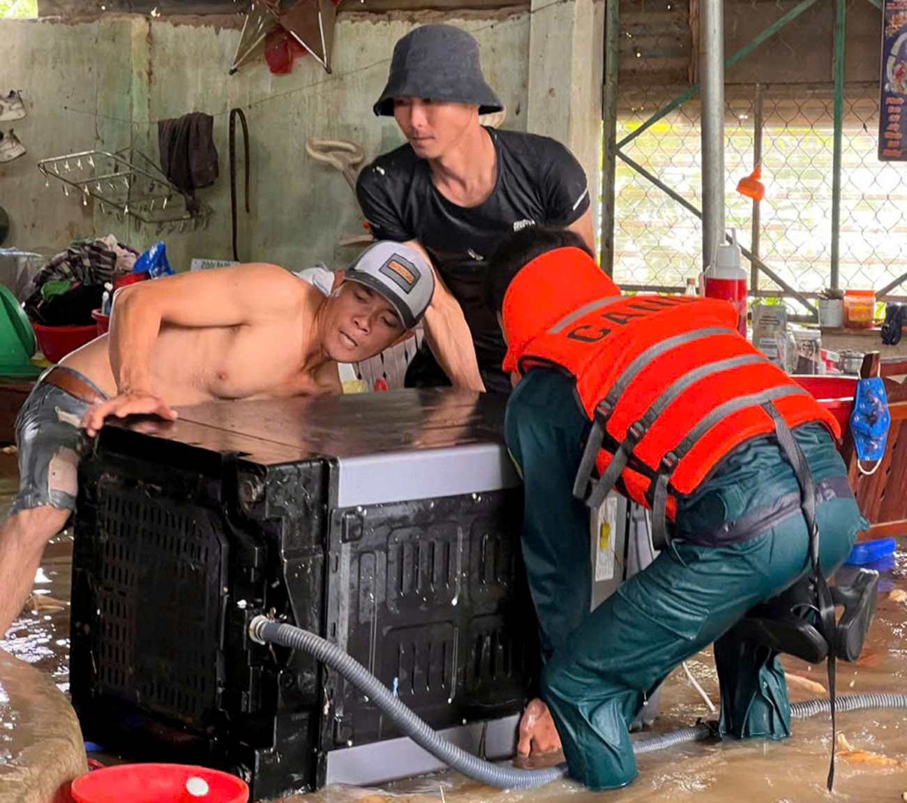 Hỗ trợ người dân vùng ngập lụt di dời tài sản. Ảnh: Phương Linh