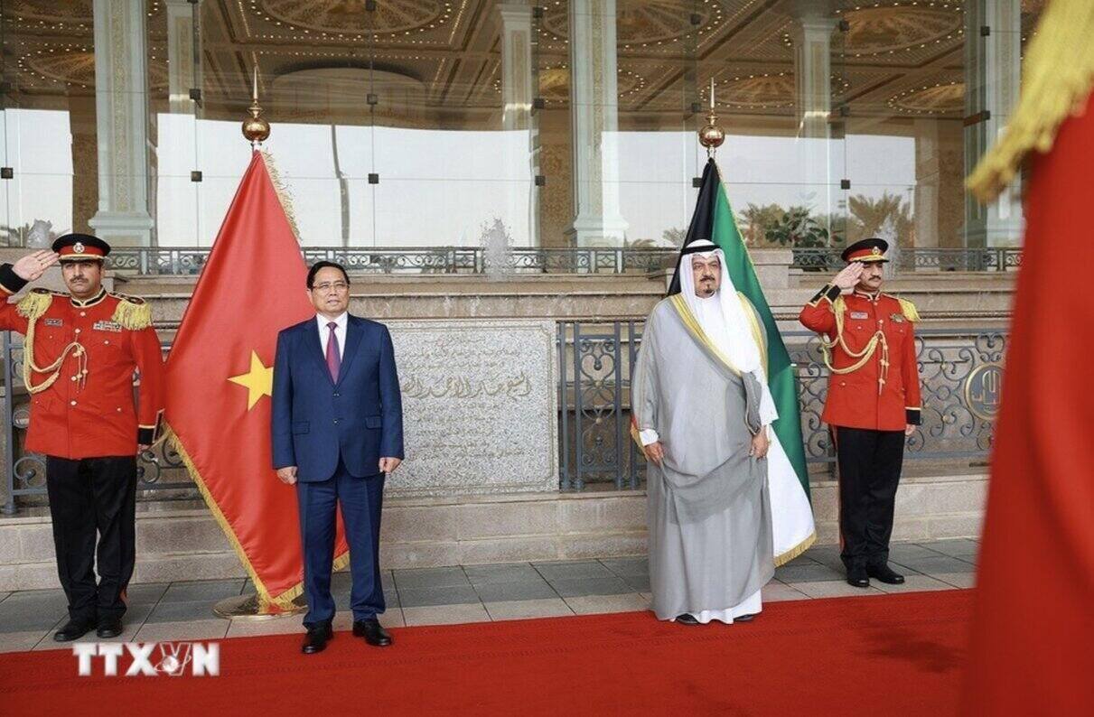 Lễ đón Thủ tướng Chính phủ Phạm Minh Chính diễn ra tại Cung Bayan của Hoàng gia ở thủ đô Kuwait. Ảnh: TTXVN