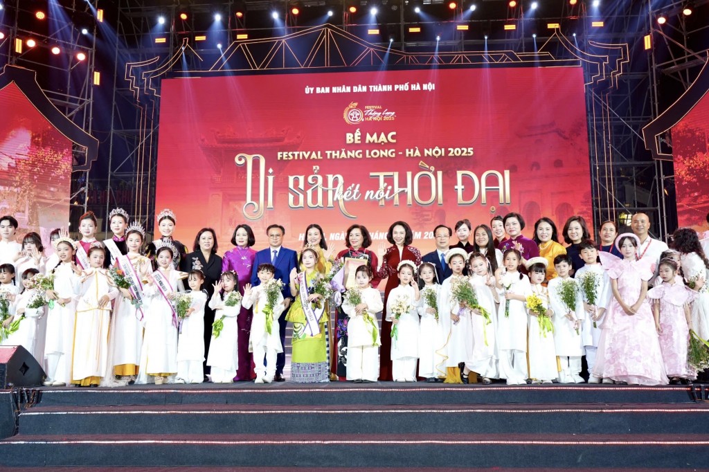 Các vị đại biểu chụp ảnh lưu niệm cùng các nghệ sĩ tham gia chương trình bế mạc Festival Thăng Long - Hà Nội 2025