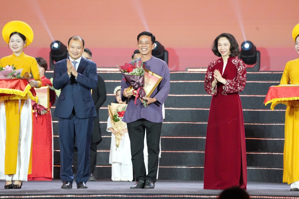 Đồng chí Lê Hải Bình - vinh danh và trao chứng nhận tới các nghệ nhân, nghệ sĩ tham gia Festival Thăng Long - Hà Nội 2025