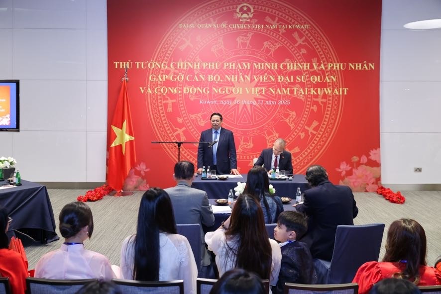 Thủ tướng Chính phủ Phạm Minh Chính, Phu nhân Lê Thị Bích Trân và Đoàn đại biểu cấp cao Việt Nam gặp gỡ cán bộ, nhân viên cơ quan đại diện Việt Nam và cộng đồng người Việt Nam tại Kuwait - Ảnh: VGP/Nhật Bắc Thủ tướng Chính phủ Phạm Minh Chính, Phu nhân Lê Thị Bích Trân và Đoàn đại biểu cấp cao Việt Nam gặp gỡ cán bộ, nhân viên cơ quan đại diện Việt Nam và cộng đồng người Việt Nam tại Kuwait - Ảnh: VGP/Nhật Bắc