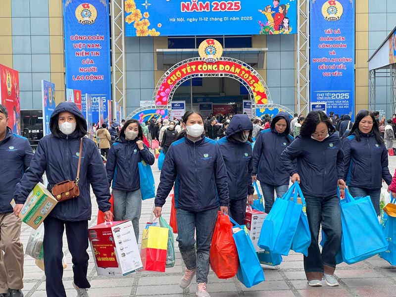 Niềm vui của đoàn viên, người lao động mua sắm tại Chợ Tết Công đoàn Ất Tỵ 2025 do LĐLĐ Thành phố Hà Nội tổ chức. Ảnh: Kiều Vũ