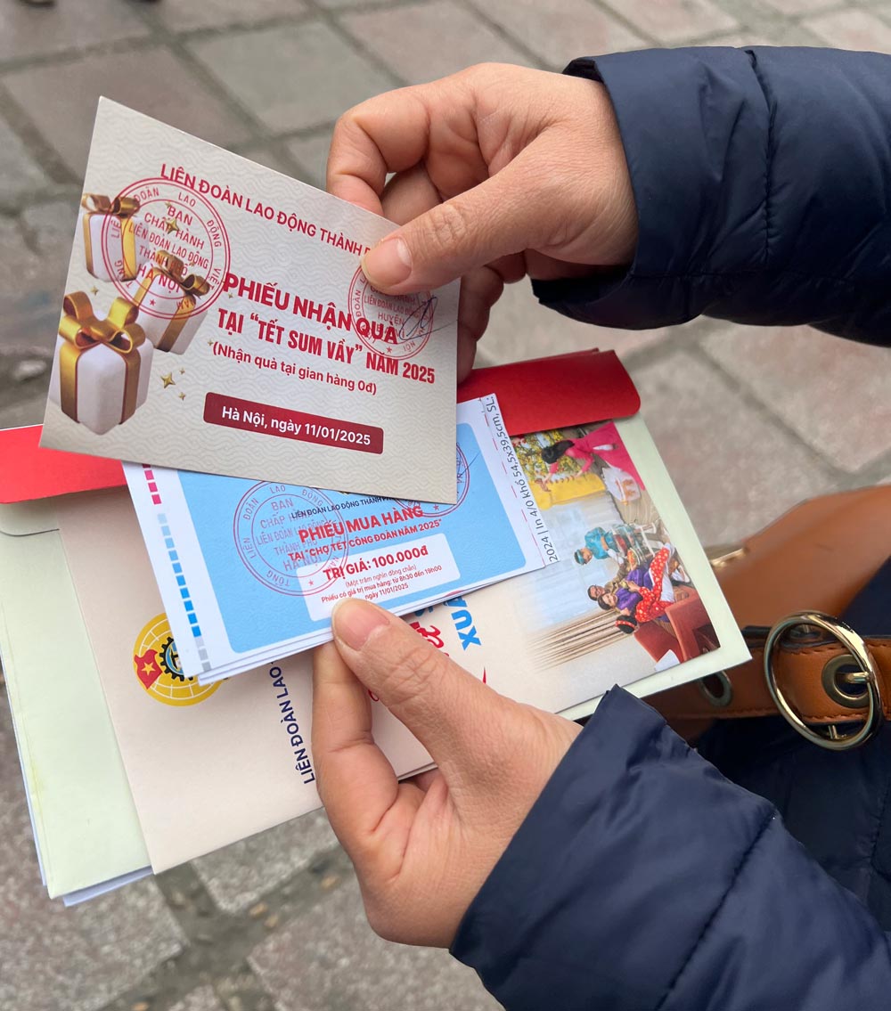 Phiếu mua hàng và phiếu nhận quà tặng của Công đoàn Hà Nội dành cho đoàn viên, người lao động có hoàn cảnh khó khăn mua sắm tại Chợ Tết Công đoàn Ất Tỵ 2025. Ảnh: Kiều Vũ