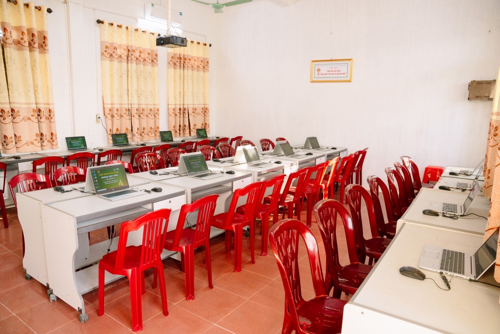 Ảnh 5_Hình ảnh bên trong phòng máy tính được trao tặng