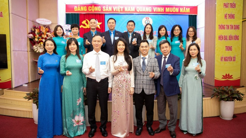 Ban Chấp hành khóa mới chụp ảnh cùng Ban lãnh đạo và khách mời Đại hội Công đoàn cơ sở CIC nhiệm kỳ 2025–2030: Tăng cường đổi mới, đồng hành cùng người lao động