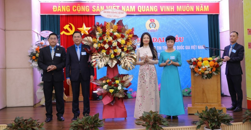 Đồng chí Nguyễn Khánh Chi, Phó Chủ tịch Thường trực Công đoàn Ngân hàng Việt Nam tặng hoa chúc mừng Đại hội Đại hội Công đoàn cơ sở CIC nhiệm kỳ 2025–2030: Tăng cường đổi mới, đồng hành cùng người lao động