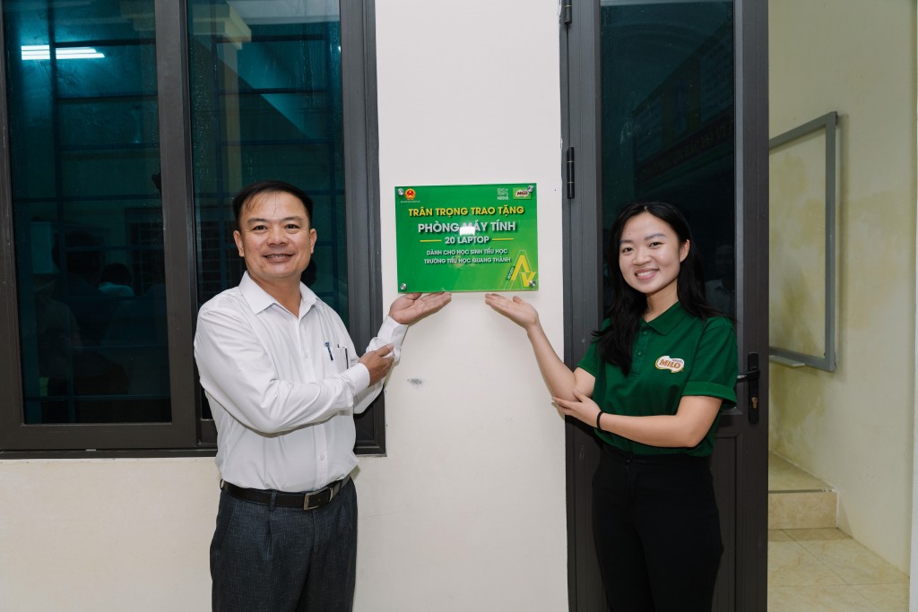 Hình ảnh phòng máy tính được trao tặng tại trường tiểu học Quang Thành