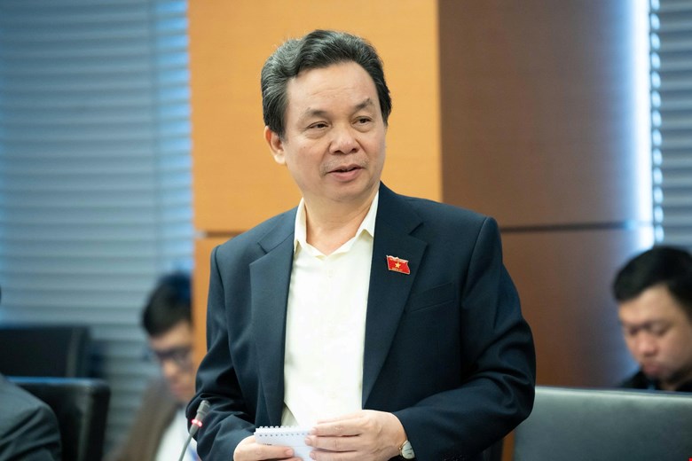 Đại biểu Hoàng Văn Cường cho rằng, Bộ GDĐT không nên tự tổ chức viết một bộ sách giáo khoa thống nhất cả nước, vì có thể triệt tiêu tính sáng tạo của người học. Ảnh: Media