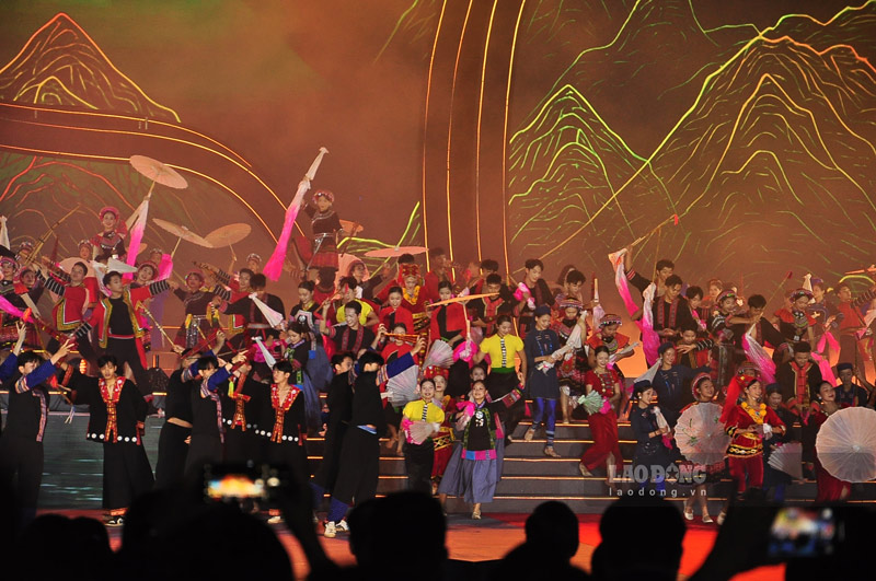Nhiều tiết mục biểu diễn nghệ thuật đặc sắc tại lễ khai mạc. Ảnh: Đinh Đại