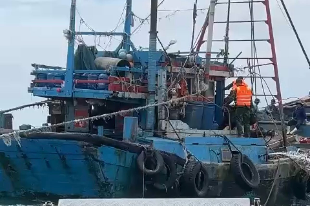 Bộ đội Biên phòng tiếp cận kiểm tra tàu cá vi phạm. Ảnh: Trung Thành