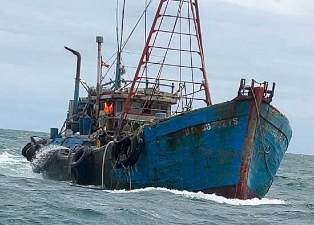Một tàu cá giã cào bay bị Đồn Biên phòng Thanh Hải bắt quả tang khi đang khai thác thủy sản ven bờ. Ảnh: Trung Thành