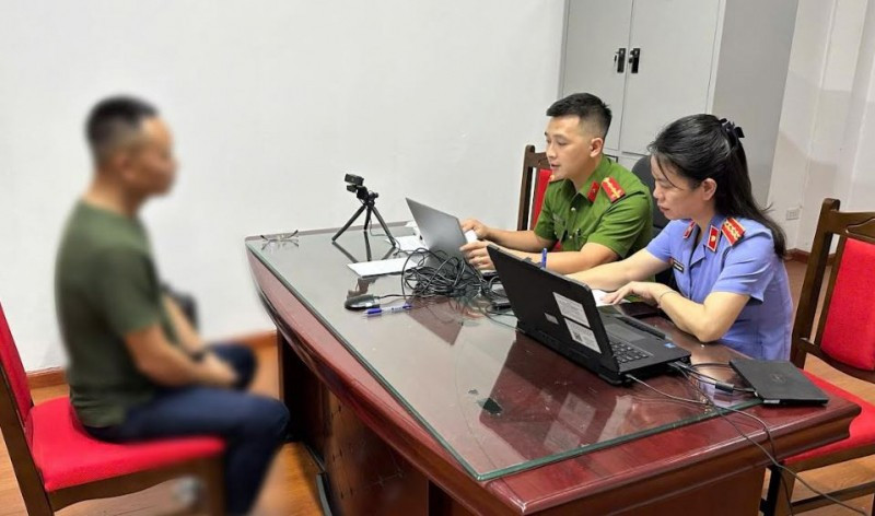 Cơ quan công an lấy lời khai các đối tượng lừa đảo trong vụ tiền ảo Heliwin. Ảnh: Công an tỉnh Lào Cai.