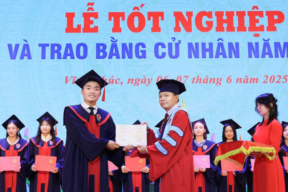 Nguyễn Phúc Sơn tại lễ trao bằng tốt nghiệp