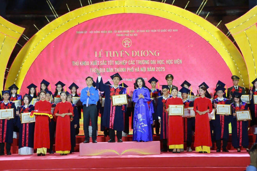 Nguyễn Phúc Sơn được vinh danh Thủ khoa xuất sắc năm 2025