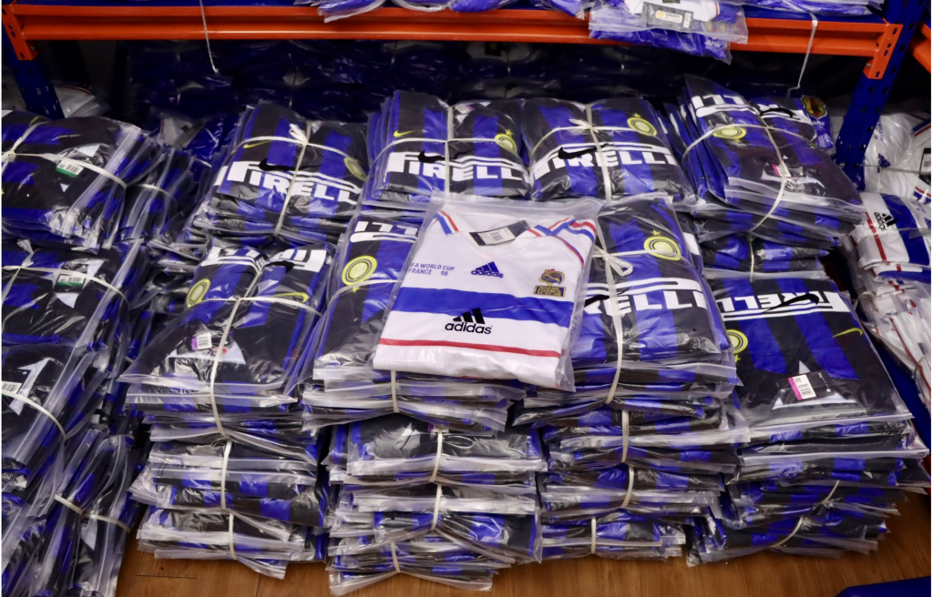 Phát hiện gần 6.500 bộ quần áo nghi giả nhãn hiệu bán trên thương mại điện tử