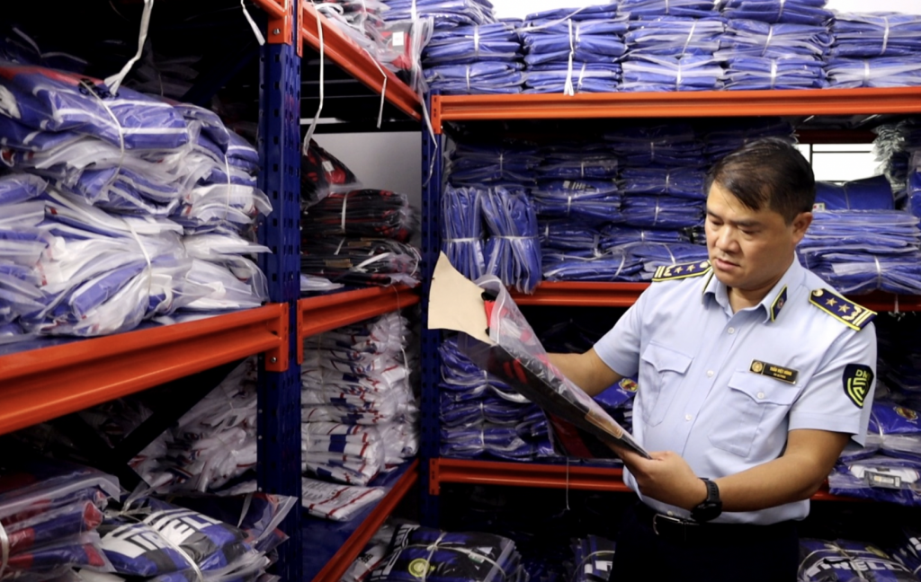 Phát hiện gần 6.500 bộ quần áo nghi giả nhãn hiệu bán trên thương mại điện tử